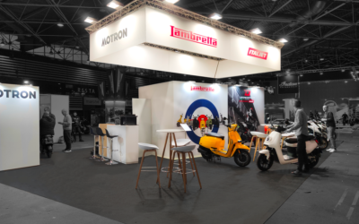 Pourquoi intégrer une enseigne aérienne sur son stand ?